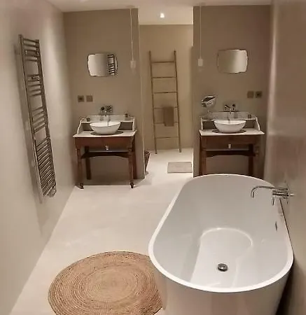 La Cure Grande Maison De Charme De 2 A 14 Personnes Saint-Urcize